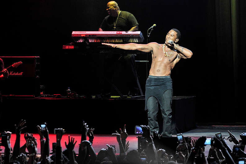Trey+Songz+woos+Bay+Area+college+students+at+free+concert