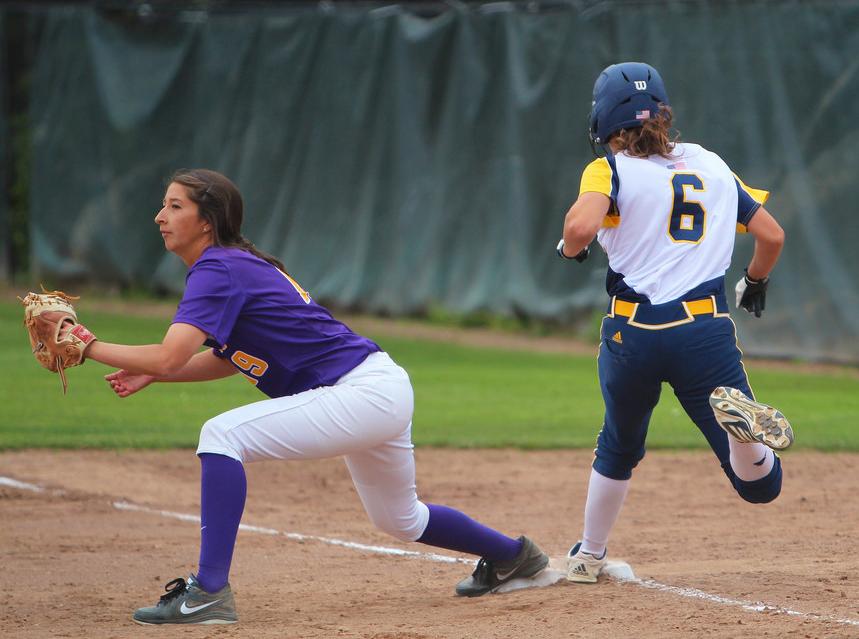 Softball+earns+doubleheader+split+against+the+conferences+first+place+team+