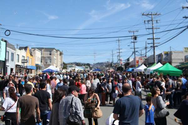 People, artists and vendors gather together on Noriega St. for the first annual Ocean Beach Music and Arts Festival Saturday, Oct. 11. Lorisa Salvatin / Xpress.
