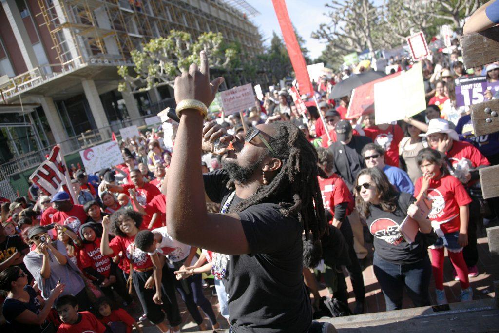 Najee+Amaranth%2C+of+the+The+Oakland+Mind%2C+performs+before+hundreds+of+demonstrators+rallying+for+a+%2415+minimum+wage+Wed.+April+15%2C+2015.+%28Martin+Bustamante+%2F+Xpress%29
