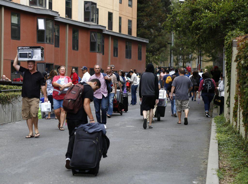 Freshman and their parents fill the walk ways to the dorms on move in day Thursday Aug. 20 at SF State. (Emma Chiang / Xpress)