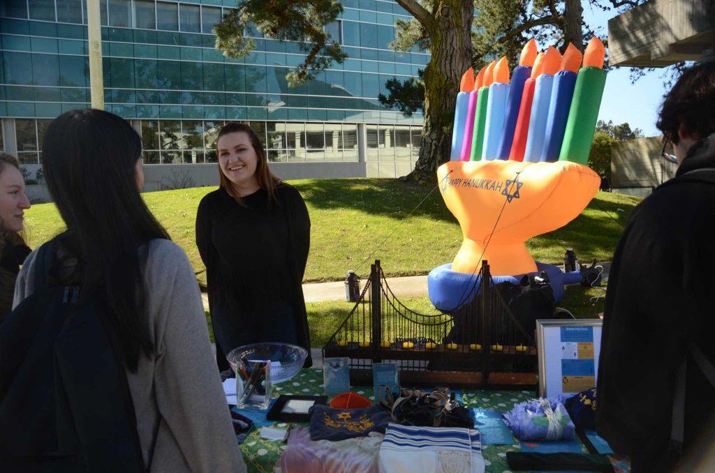 Annie Ford, Intern at San Francisco Hillel talking with students at San Francisco State during Jewish Heritage week on March 1, 2017.  (Christianna Fjelstad/Xpress)