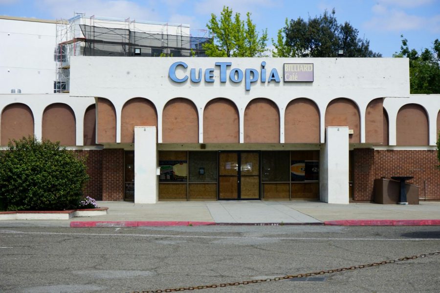 CueTopia, a local bar and pool hall in San Jose, boards up its location due to Governor Newsoms state order (March 27, 2020). (Daniel Da Silveira / Golden Gate Xpress)