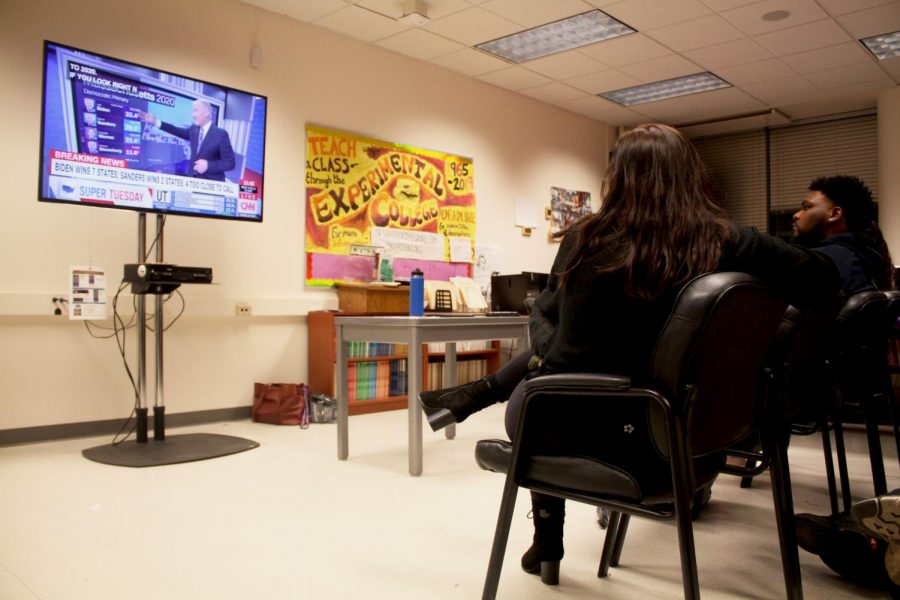 Students watch Super Tuesday results in the Political Science Department on March 3, 2020. (Sandy Scarpa / Golden Gate Xpress)