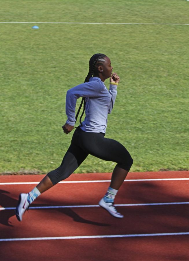 Alexis Henry running during one of her practices for the SF State track & field team (Sandy Scarpa/Golden Gate Xpress)
