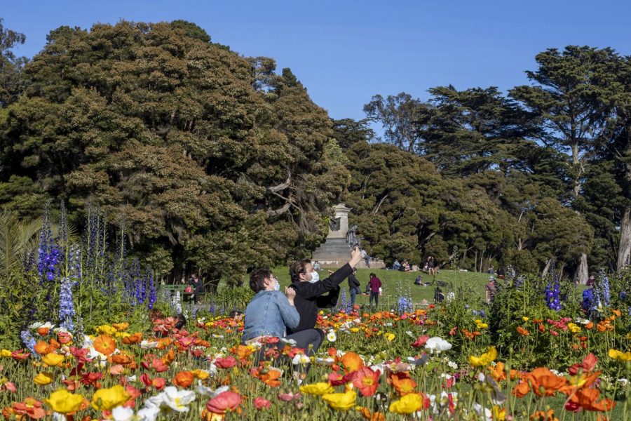People take a selfie in front of the Conservatory of Flowers at Golden Gate Park in San Francisco California. (Emily Curiel / Golden Gate Xpress)