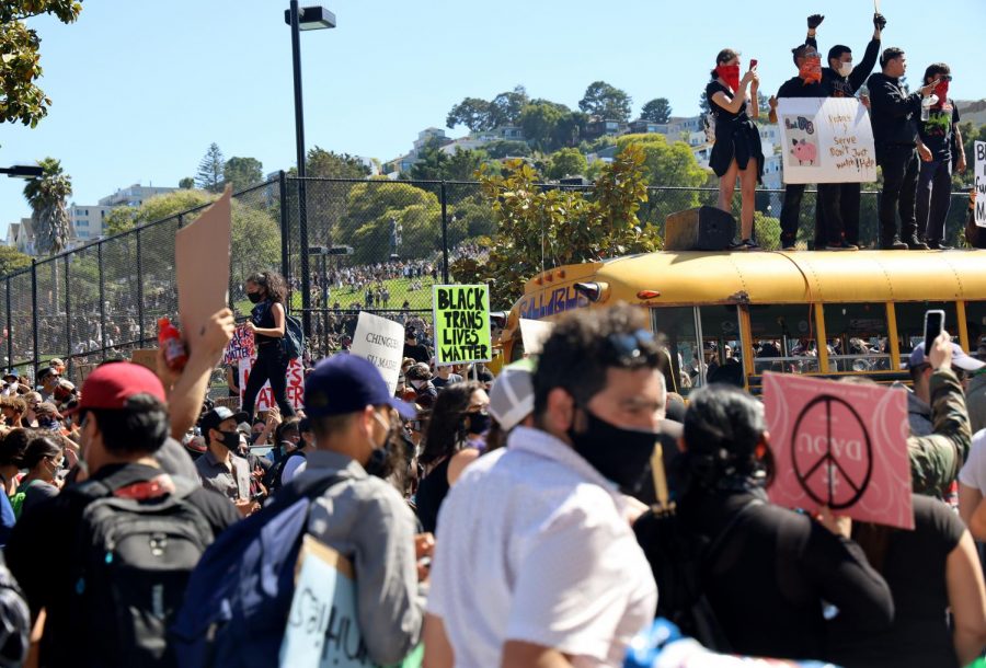Protestors assemble throughout Dolores Park across from Mission High School in San Francisco, Calif., many holding signs on June 3, 2020. (Paisley Trent / Golden Gate Xpress) 
