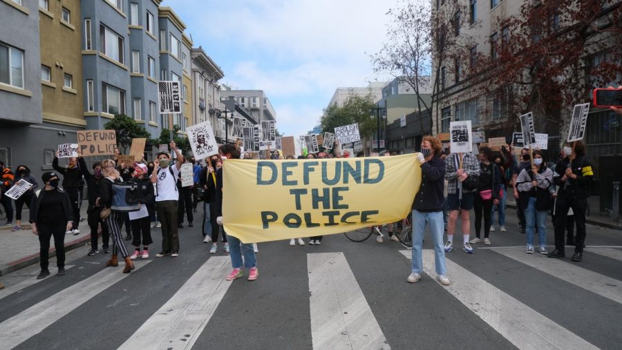Protesters march to the Tenderloin SFPD station on Eddy street. (Jacquelyn Moreno/ Golden Gate Xpress)