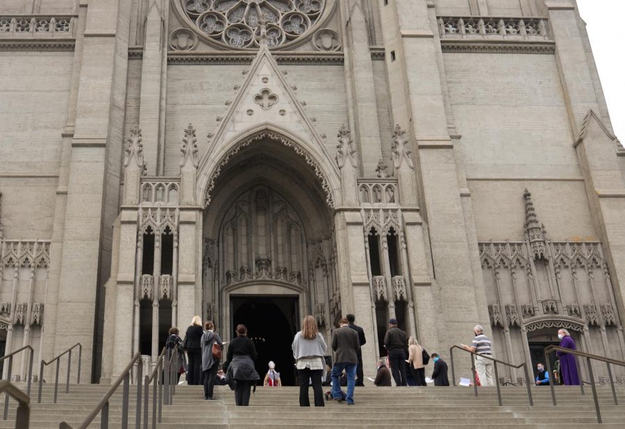 Parishioners of Grace Cathedral attend Sunday mass service on the steps of the Nob Hill cathedral in San Francisco on Dec. 6, 2020. (Dyanna Calvario / Golden Gate Xpress)