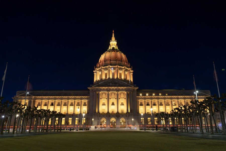 San Francisco City Hall lit a warm yellow color reminiscing a candlelight for the national commemoration of COVID-19 victims on Tuesday. According to the Johns Hopkins Coronavirus Resource Center, over 400,000 Americans have died from the virus as of Tuesday. (Jun Ueda / Golden Gate Xpress)