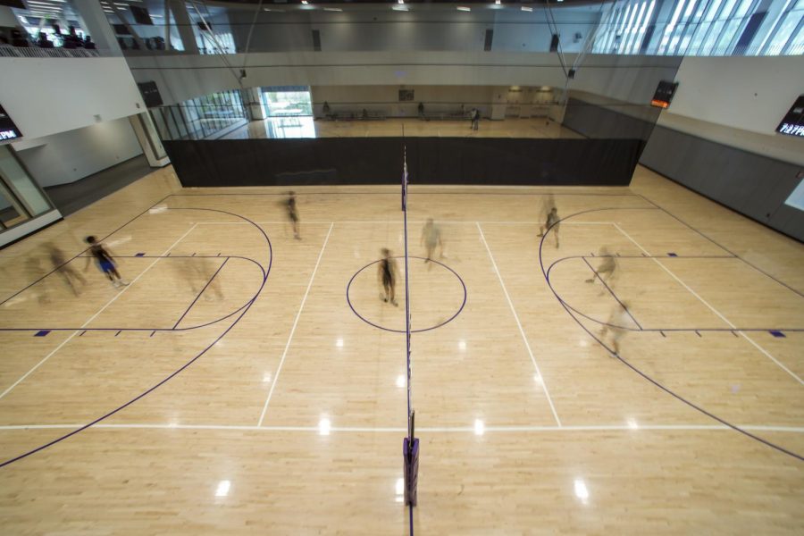 Students play volleyball inside the Mashouf Wellness Center at SF State on Sep. 14, 2021. (Nicolas Cholula/Golden Gate Xpress)