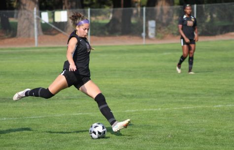 SF State’s second-year defender AJ Tanner (6) extends her leg back to drive a long pass up the field in the Gators’ 3-1 loss to Sonoma State Saturday, September 25, 2021, in Rohnert Park. (Albert Gregory / Golden Gate Xpress)