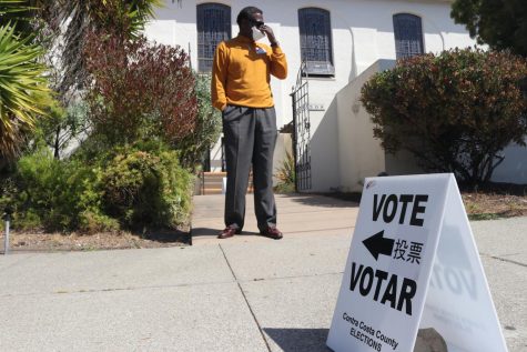 James Mcoy, a poll worker, stands outside a poll center to guide voters inside in El Cerrito on Sept. 14, 2021. (Sabita Shrestha / Golden Gate Xpress)