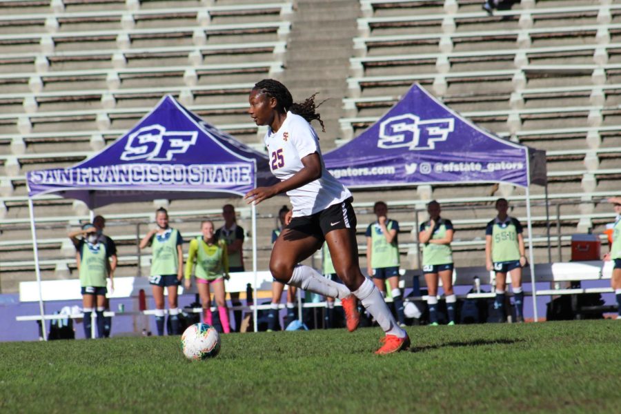 Daesha Harper (25) moves the ball forward up the field on Nov. 4, 2021. Harper is currently a junior and studying marketing. (Paris Galarza / Golden Gate Xpress) 