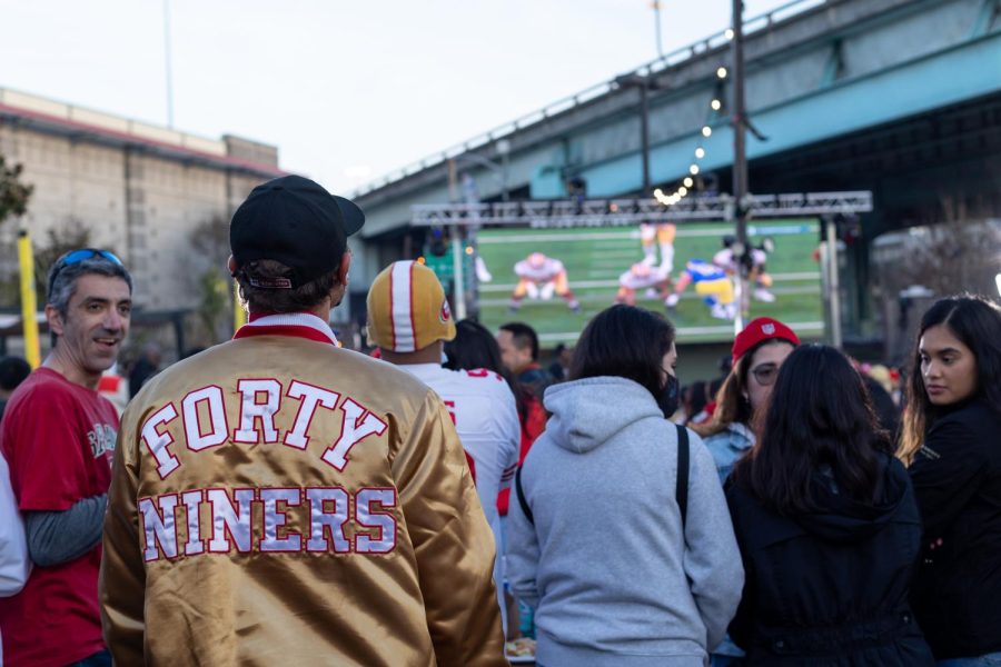49ers fans at District Six watch the first half of the NFC Championship on Jan. 30. (Abraham Fuentes / Golden Gate Xpress)