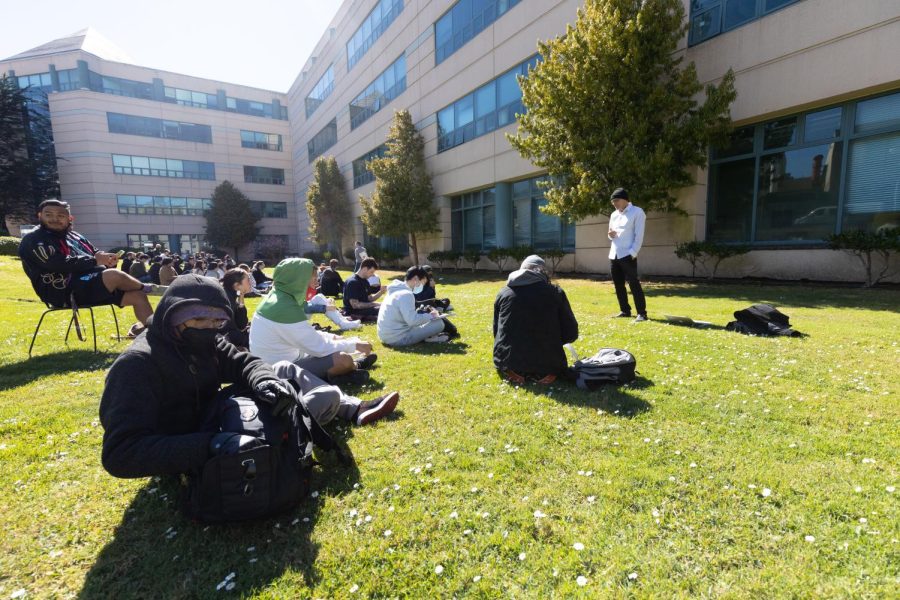 Power outage at the humanities building caused professor Ali Kashani to teach his political science class in the front of the building. (Abraham Fuentes / Golden Gate Xpress)
