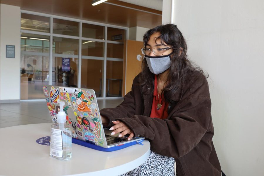 SF State student Mimi Hopper goes over some final notes for her last midterm at the J. Paul Leonard Library on March 16. (Bianca Heredia / Golden Gate Xpress)
