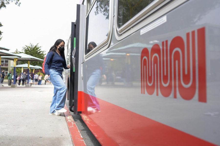 A student enters a Muni bus in front of SF State on Aug. 24, 2022. The Clipper BayPass launched its two-year pilot program for free Bay area public transportation for 9,000 SF State students. (Ashley Hayes-Stone/Golden Gate Xpress)