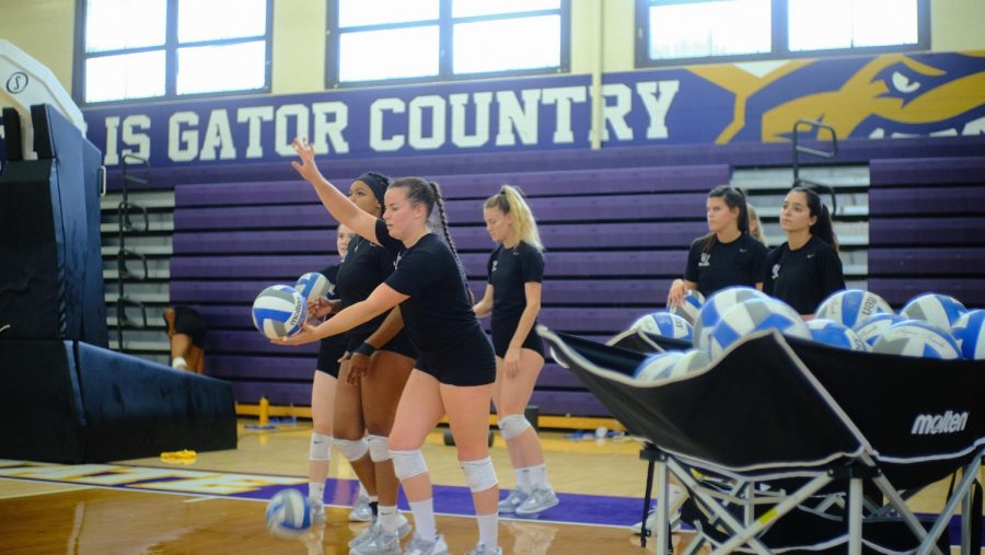 Members of the SF State women’s volleyball team practice spiking the ball on Sept. 12. (Miguel Francesco Carrion / Golden Gate Xpress) 