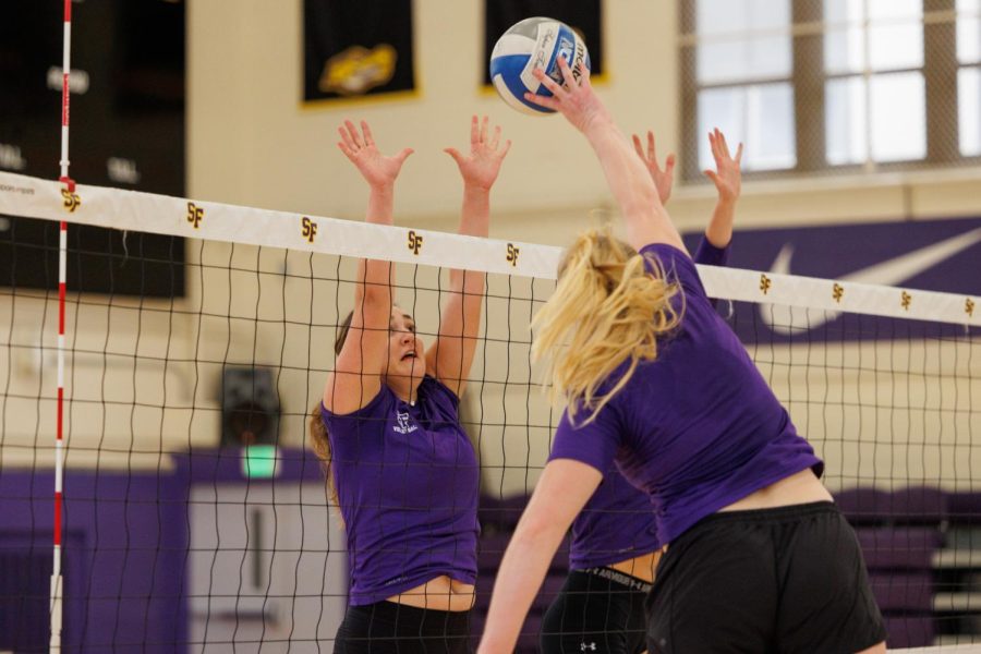 SF State Women’s Volleyball middle blocker Chloe Henning blocks an upcoming ball during practice in Don Nasser Family Plaza on Oct. 4, 2022. (Abraham Fuentes / Golden Gate Xpress)
