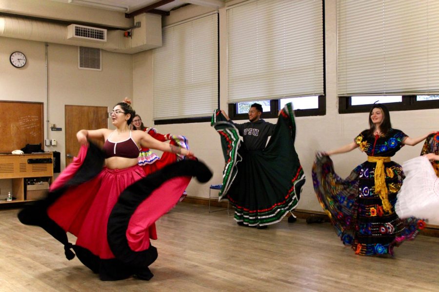 La instructora de baile folklórico Mexicano Debra Chantal le enseña a sus alumn@s a usar la falda doble vuelo dentro del cuarto Don Naser en el gimnasio de SF State el Jueves 9 de Marzo del 2023. (Leilani Xicotencatl / Golden Gate Xpress)