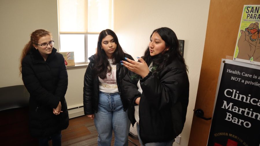 De izquierda a derecha Emily Jara (20), Brianna Janel Sánchez (21) y Laura González (21), expresan sus experiencias de lo que es el servicio a la comunidad del Distrito de la Mission el sábado, Feb. 25, 2023. (Andy Damián Correa / Golden Gate Xpress)