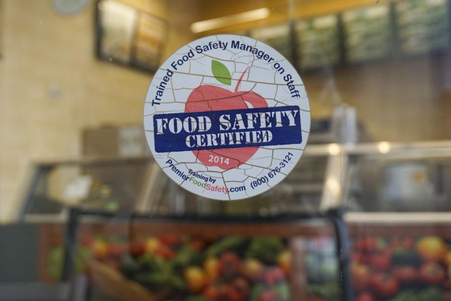 Una Certificación de Seguridad Alimentaria obsoleto se puede ver en el vidrio de Subway en campus el martes 18 de abril de 2023. (Tatyana Ekmekjian/Golden Gate Xpress)