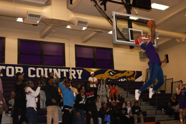 Attendee of Midnight Madness making a guest appearance during the dunk contest on Nov. 13, 2023. (Colin Flynn/ Golden Gate Xpress)

