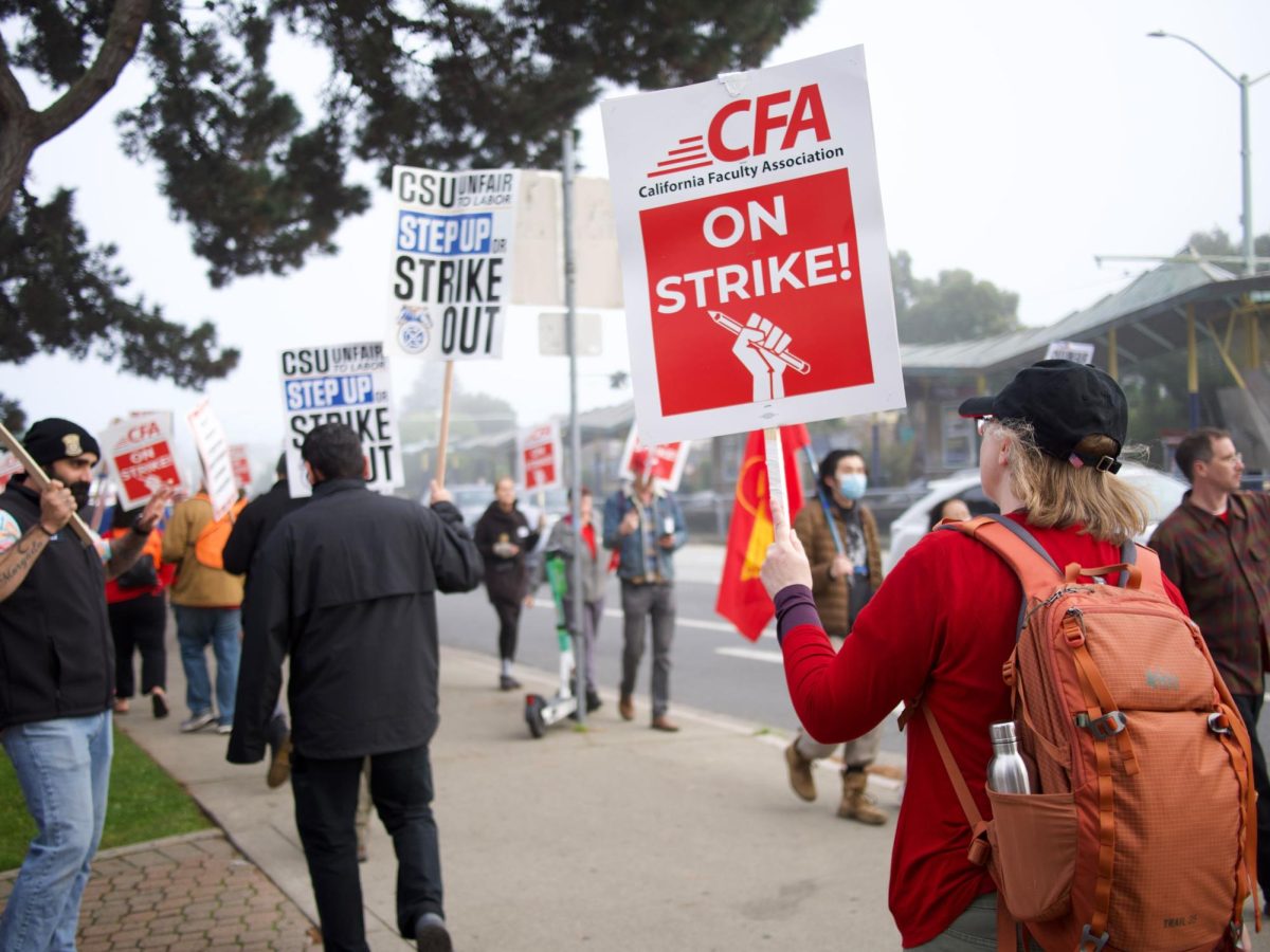 CFA and Teamsters strike at 19th and Holloway by the public transportation hub at SF State on Dec. 5, 2023. (Dmitry Berdnikov / Special for Golden Gate Xpress) 