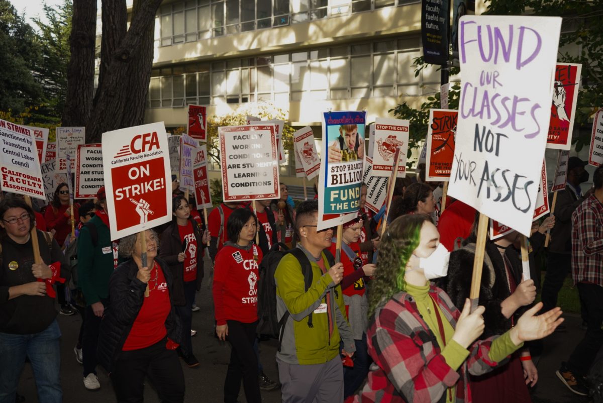 Profesores y estudiantes caminan a la esquina de 19th y Holloway en huelga contra las autoridades del sistema Estatal de Universidades de California el 5 de diciembre. (Daniel Hernandez / Golden Gate Xpress))