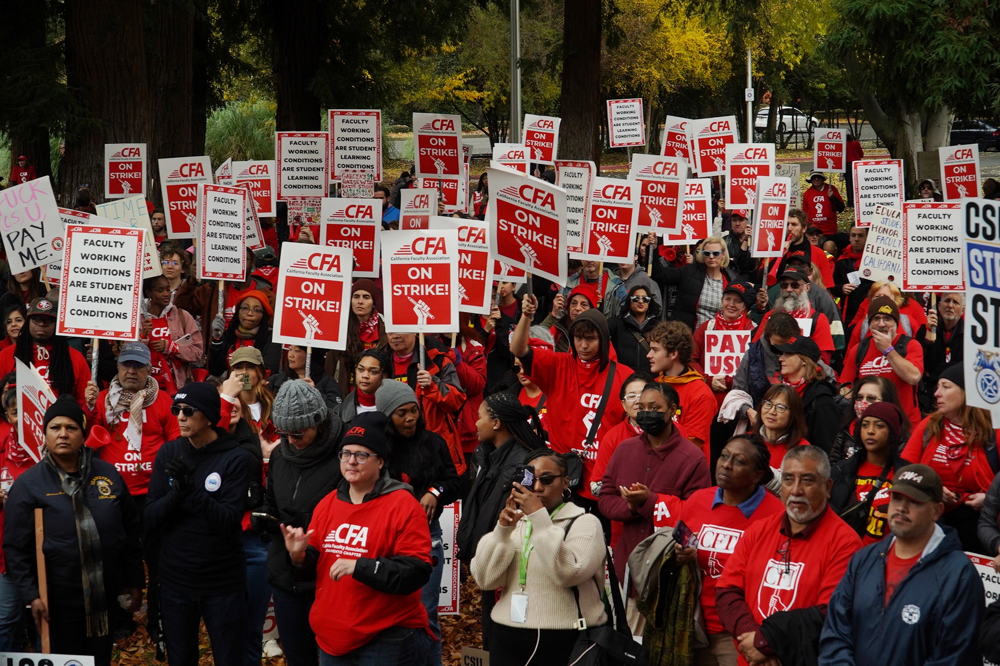 Piqueteros se reúnen para escuchar oradores durante la huelga en la Universidad Estatal de Sacramento el 7 de diciembre de 2023. (Neal Wong / Golden Gate Xpress)