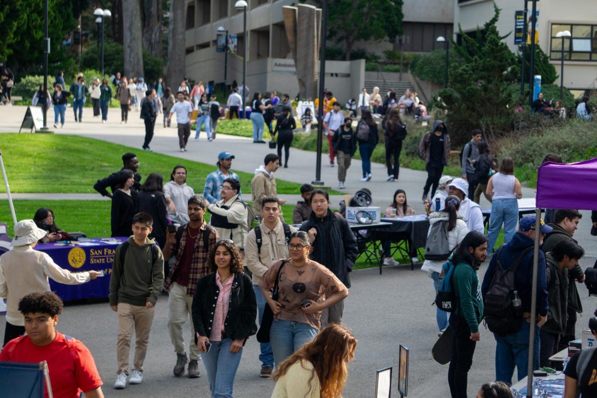 People walk through the quad and interact with tables at SFSU on the first day of school on Monday, Jan. 29, 2024. (Dan Hernandez / Golden Gate Xpress)