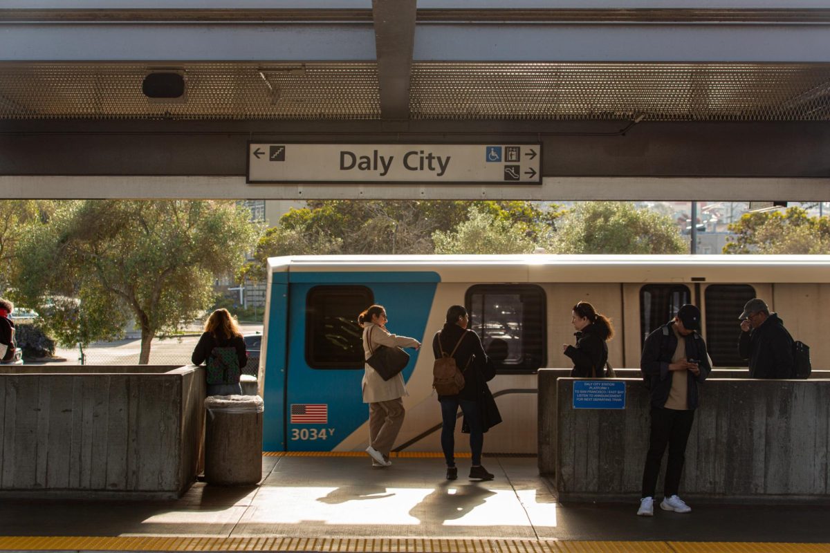 Pasajeros paran en el andén mientras un tren BART llega a la estación de Daly City el 22 de febrero de 2024. (Dan Hernandez / Golden Gate Xpress)