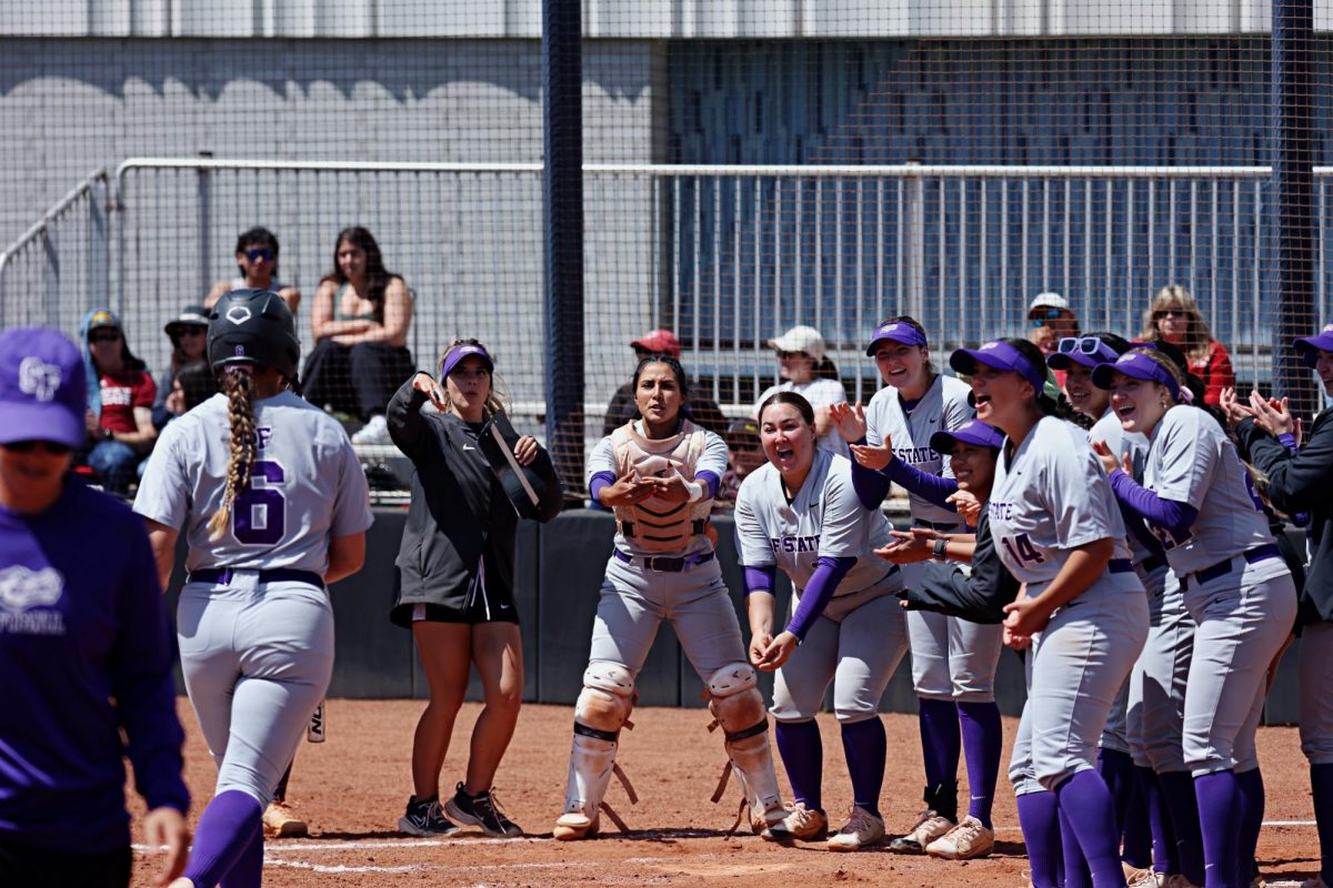 San+Francisco+State+University%E2%80%99s+softball+team+cheers+as+Rylee+McDaniel+%286%29+cruises+into+home+plate+in+a+game+versus+Chico+State+at+SFSU%E2%80%99s+Softball+Field+on+Friday%2C+April+19%2C+2024.+%28Vanden+Harris+for+Golden+Gate+Xpress%29