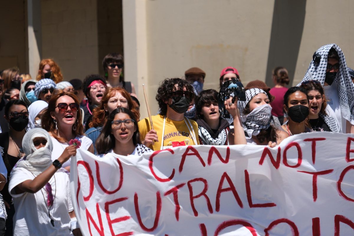 Activistas sostienen una bandera que dice “tu no puedes ser neutral al genocidio” el 8 de mayo de 2024. (Andrew Fogel / Golden Gate Xpress)