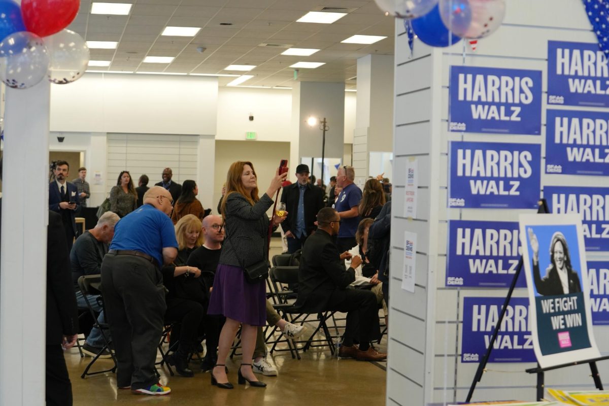 La gente se prepara para ver el primer debate presidencial en la sede de la campaña de los demócratas de San Francisco el martes 10 de septiembre de 2024. (Andrew Fogel / Golden Gate Xpress)