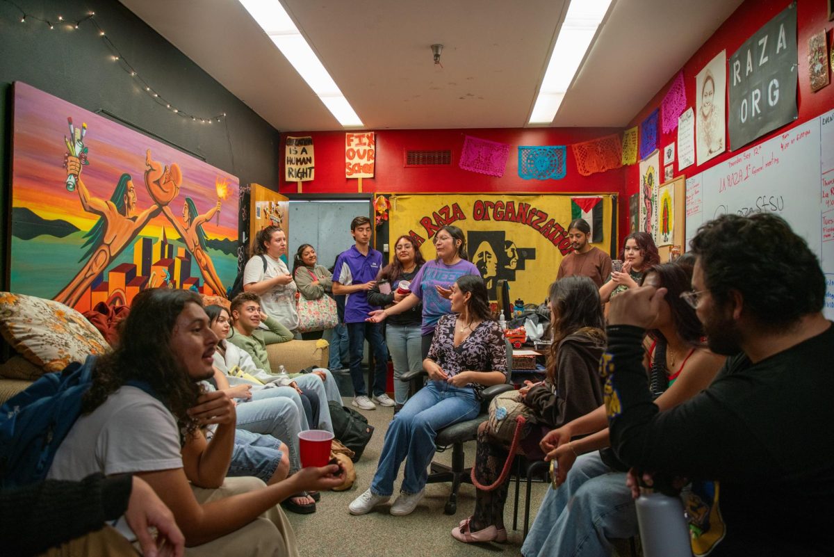 Miembros de La Raza en su oficina el jueves 12 de septiembre de 2024. El presidente de Estudiantes Asociados, Brandon Foley (con la camisa morada y blanca), también estaba presente. (Neal Wong / Golden Gate Xpress)