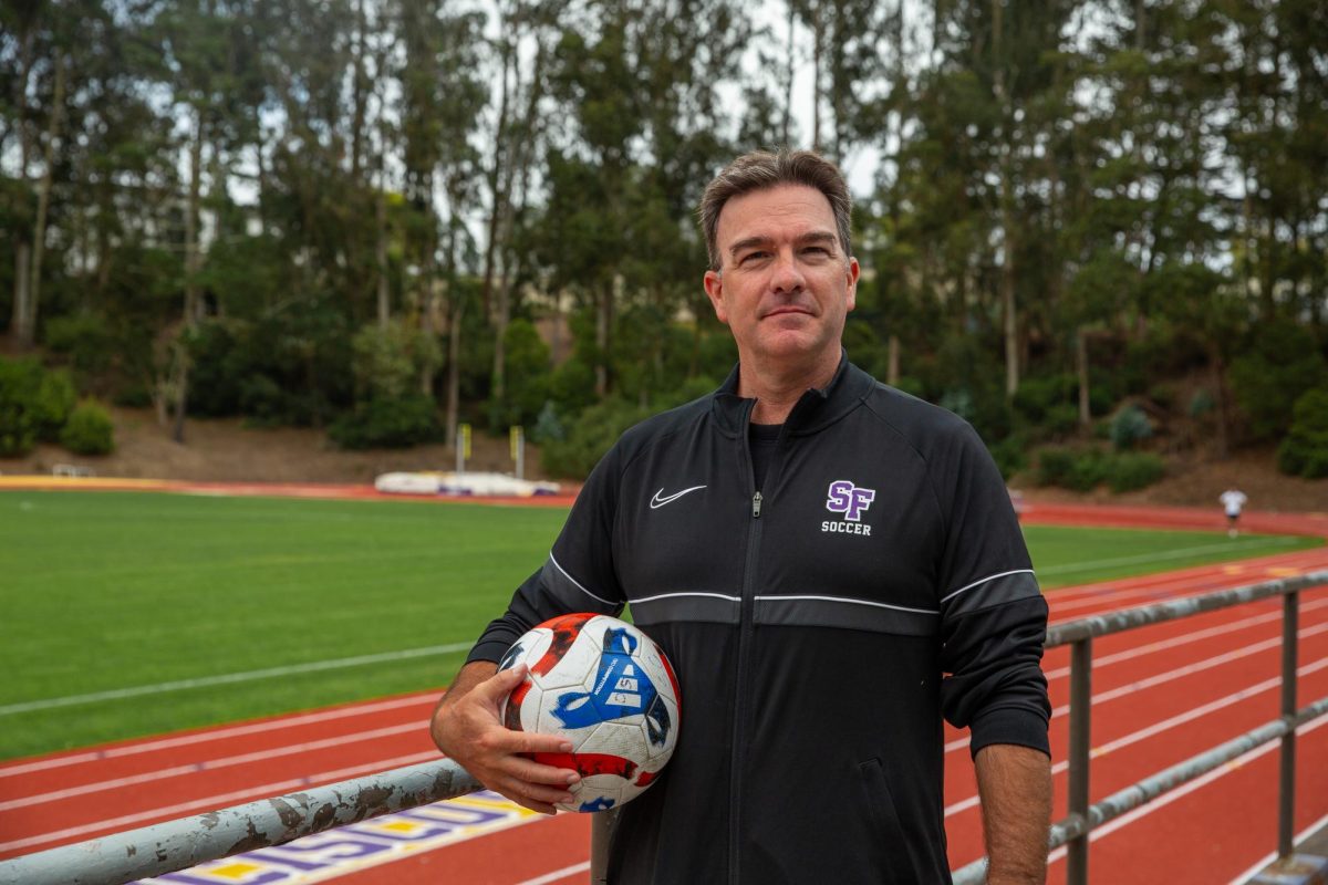 Sebastián Carrasco, entrenador en jefe del equipo de fútbol masculino de SFSU, posa con un balón de fútbol en el Estadio Cox el miércoles 11 de septiembre de 2024. (Dan Hernandez / Golden Gate Xpress)