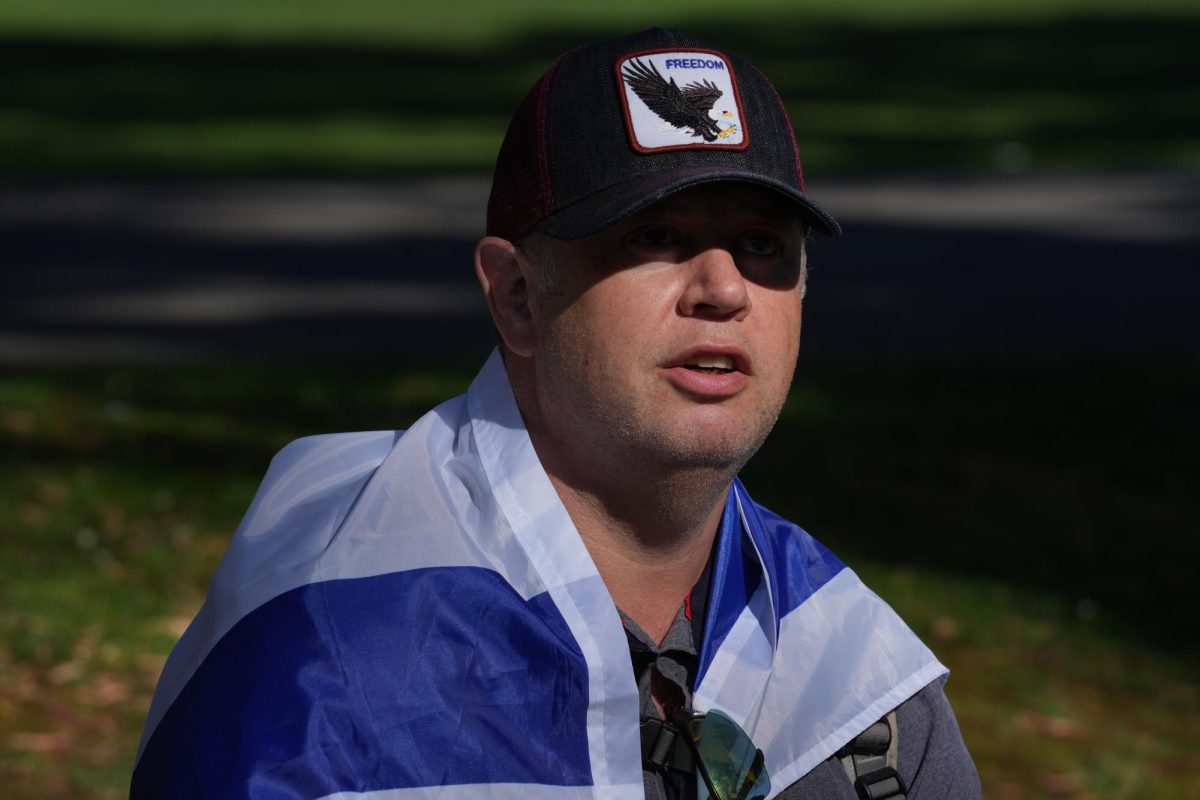 Un hombre que se identifica como Joe debate con los participantes de una huelga de un día en la Plaza Malcolm X el 8 de octubre de 2024. (Andrew Fogel/Golden Gate Xpress)