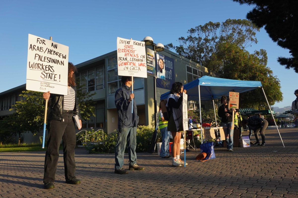 Miembros de Estudiantes por Gaza protestan en la Avenida 19 y Holloway el martes 8 de octubre de 2024. (Neal Wong / Golden Gate Xpress)