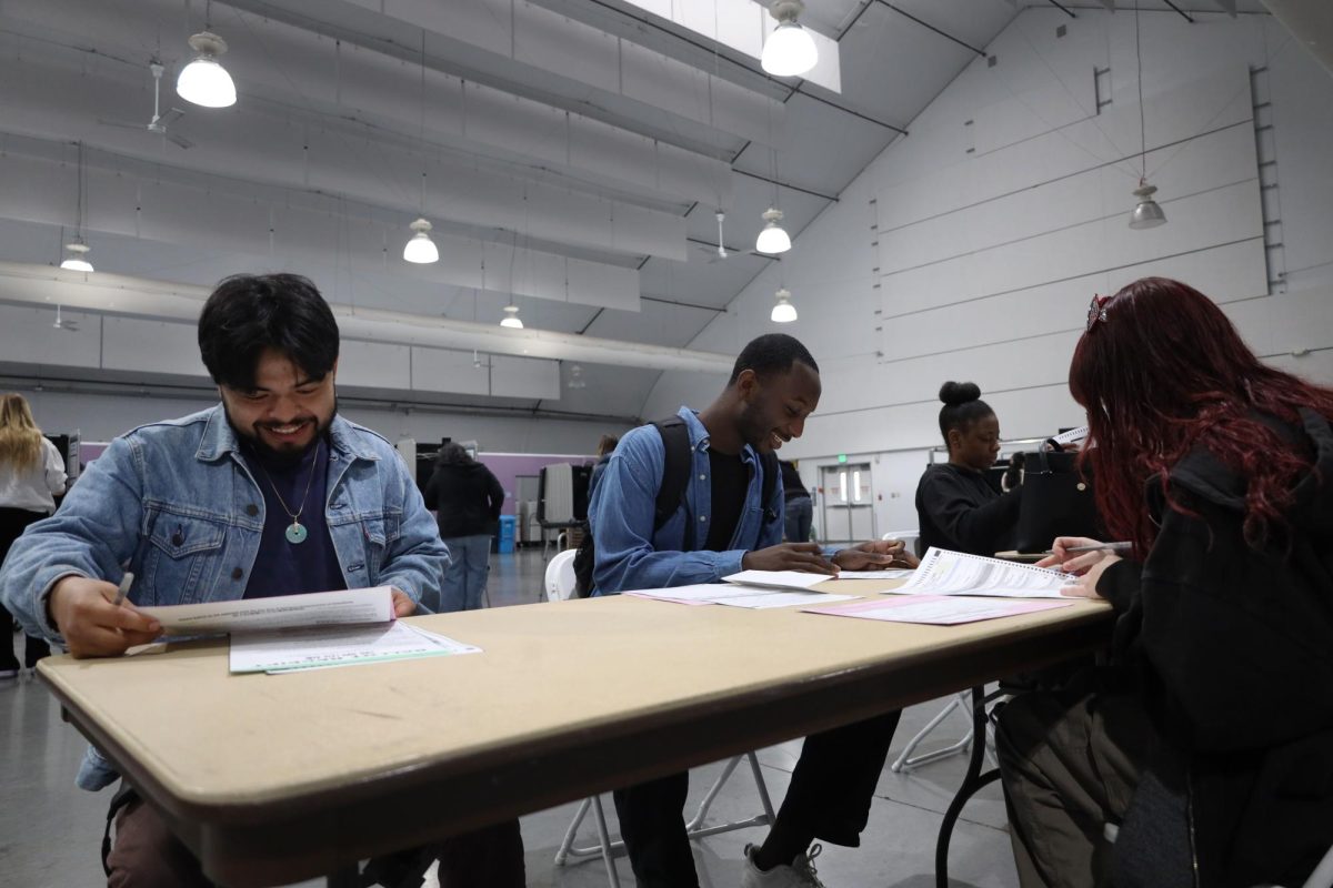 Un grupo de gente llenan sus boletos en el Annex de la Universidad Estatal de San Francisco el martes 5 de noviembre de 2024. (Gabriel Carver / Golden Gate Xpress)