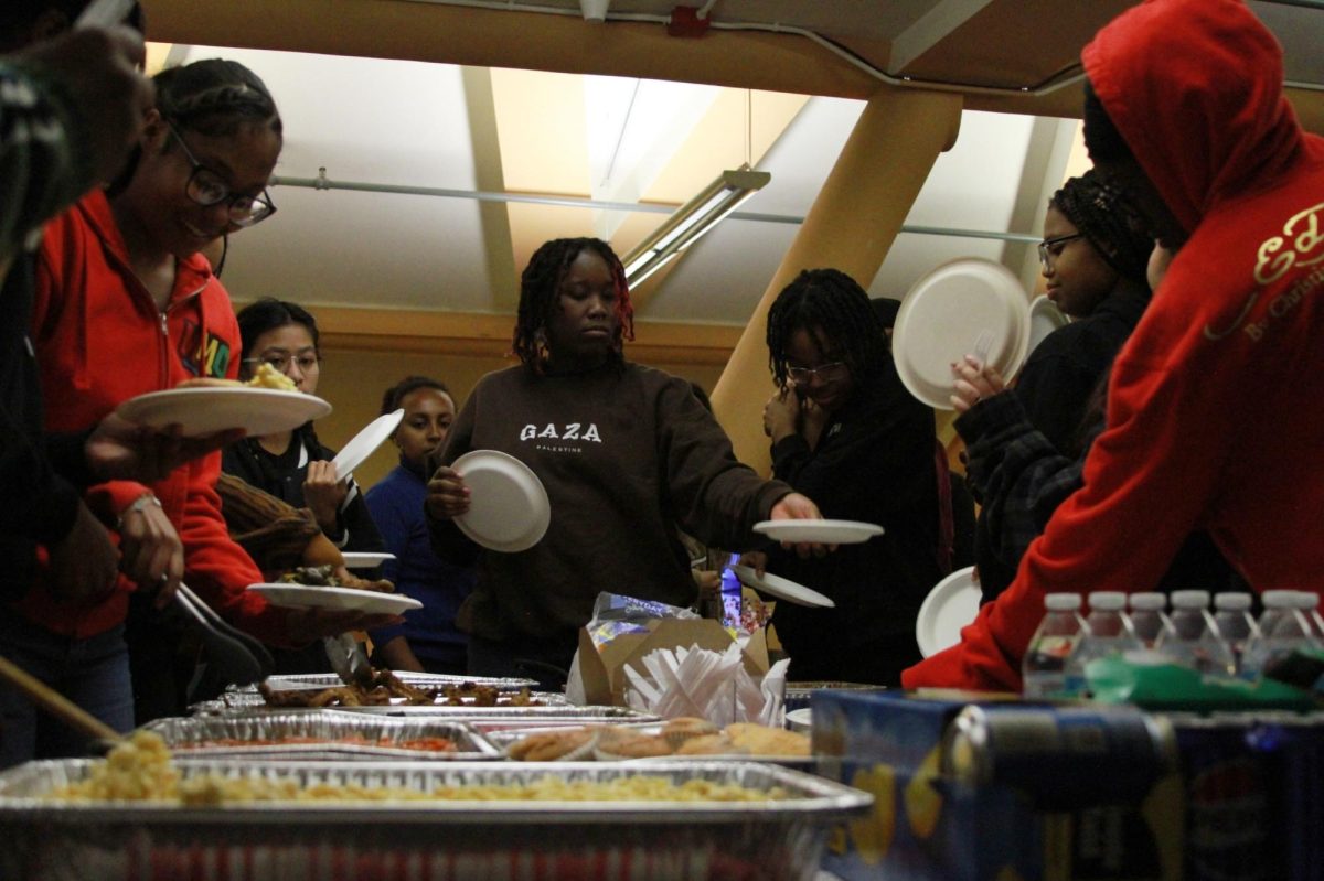 Los estudiantes esperan en la fila para comer el catering de Keith’s Chicken and Waffles durante la observación de las elecciones de Black Residents United in Housing en la sala de Rigoberta Menchú el martes 5 de noviembre de 2024. (Paula Sibulo / Golden Gate Xpress)