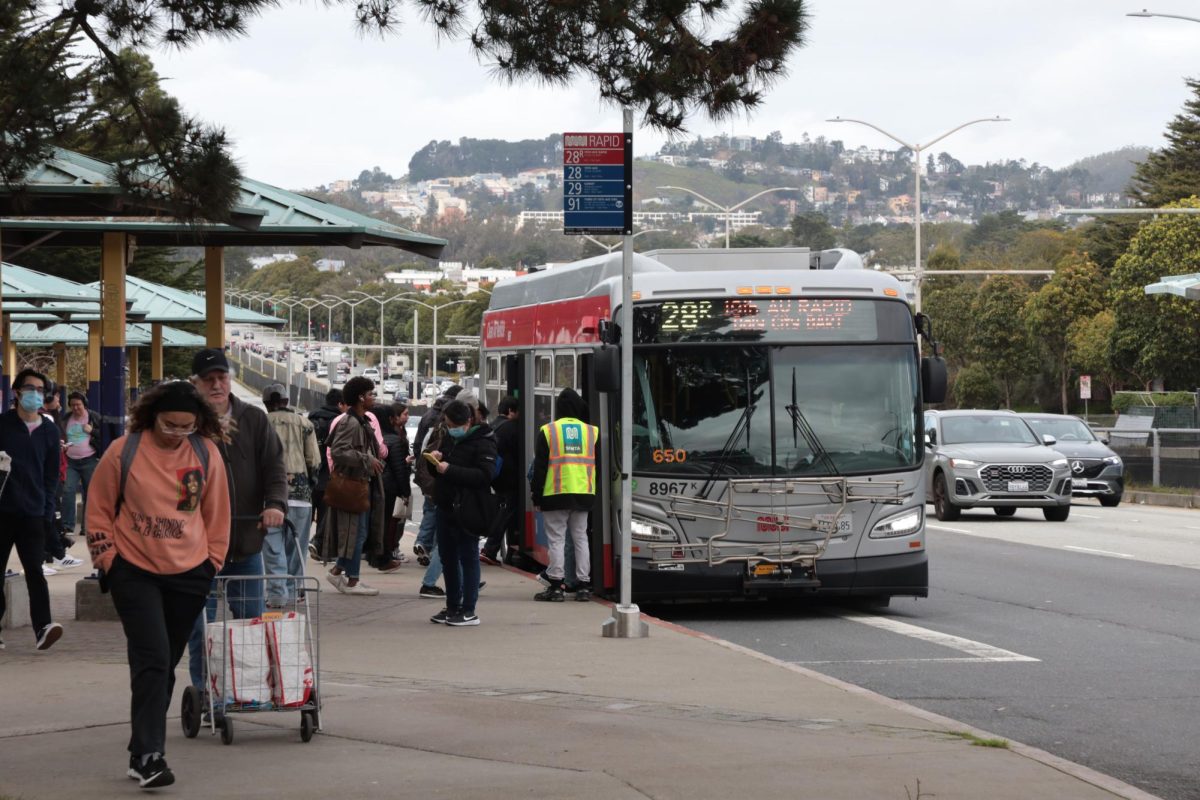 Una multitud de pasajeros sube a un autobús en las avenidas 19 y Holloway el 24 de febrero de 2025. (Neal Wong / Golden Gate Xpress)