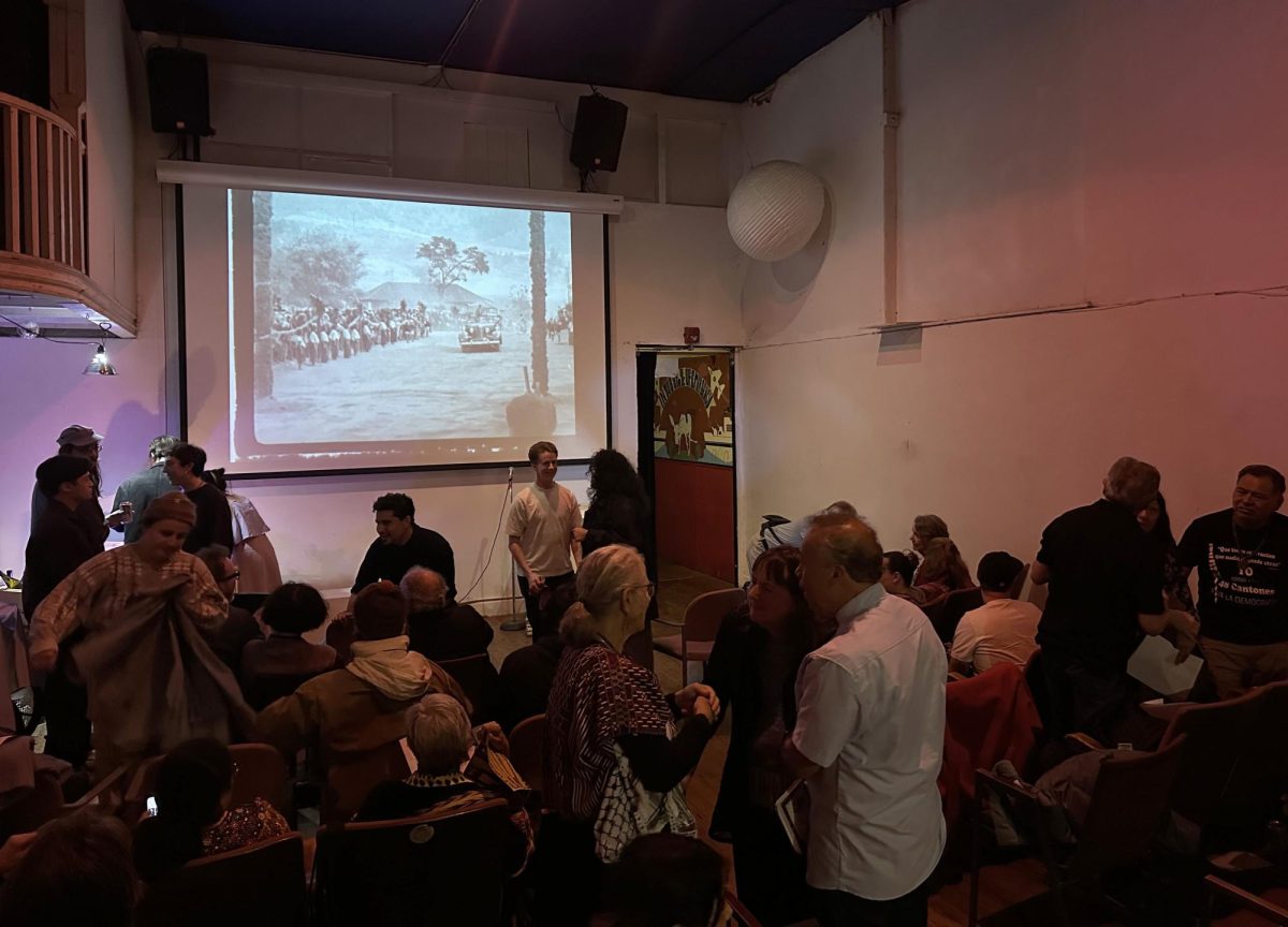 En la sala de Artists’ Television Access los participantes conversan de las imágenes de Guatemala proyectadas el sábado 27 de septiembre de 2025. (Carla Gutierrez special to Golden Gate Xpress)