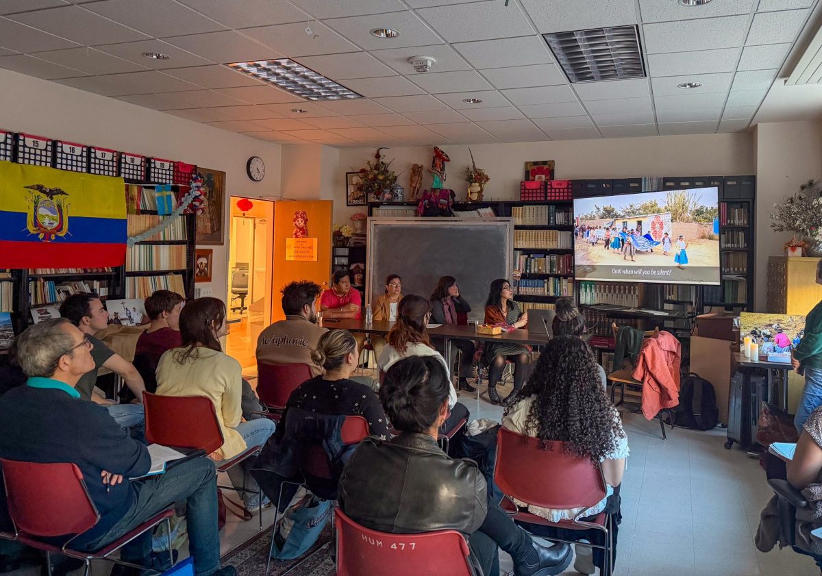 Estudiantes, panelistas y profesores observan el documental “Minka de la memoria” de Luis Cintero durante el panel “Contrapedagogías del olvido”, realizado el jueves 5 de marzo del 2026. (Carla Gutierrez / Golden Gate Xpress) 